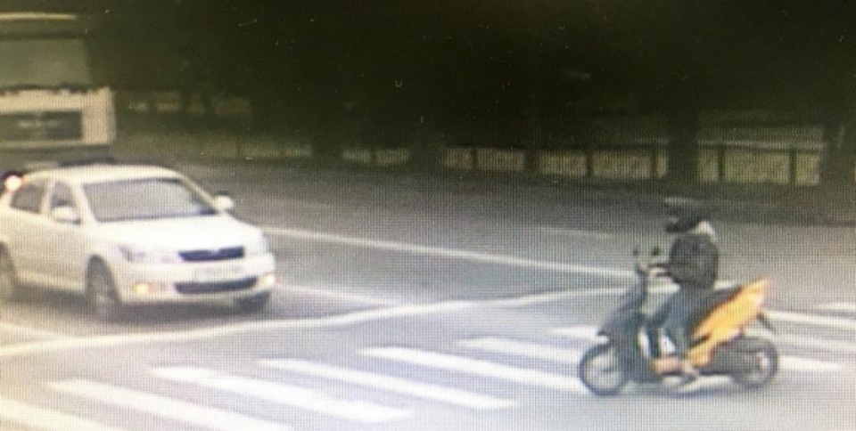 Фотографии мопедиста, сбившего старушку в Пскове, опубликовали местные полицейские