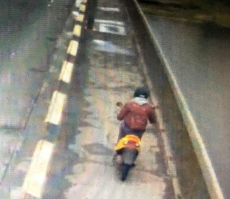 Фотографии мопедиста, сбившего старушку в Пскове, опубликовали местные полицейские