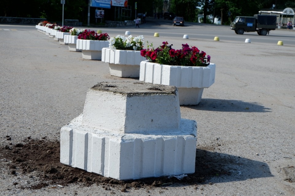 Вандалы снова разгромили центр Острова