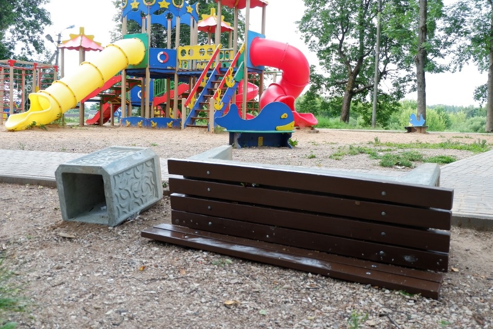 Вандалы снова разгромили центр Острова