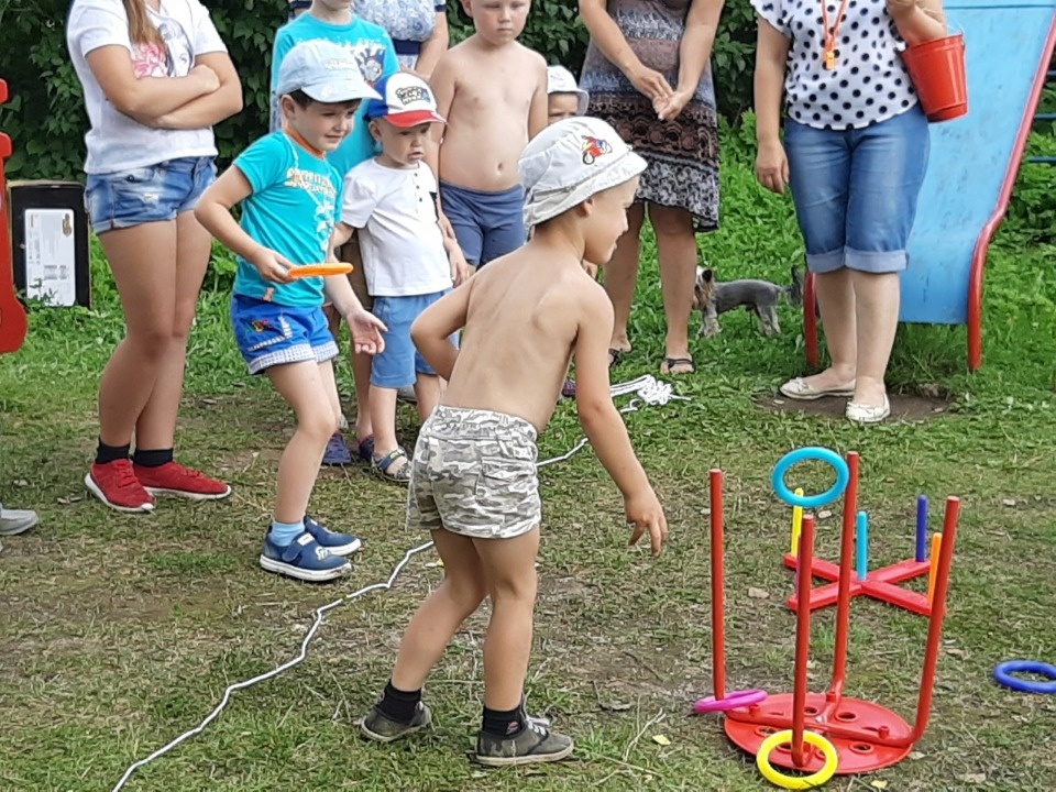 В новоржевской деревне старые качели заменили на современную детскую площадку (ФОТО)