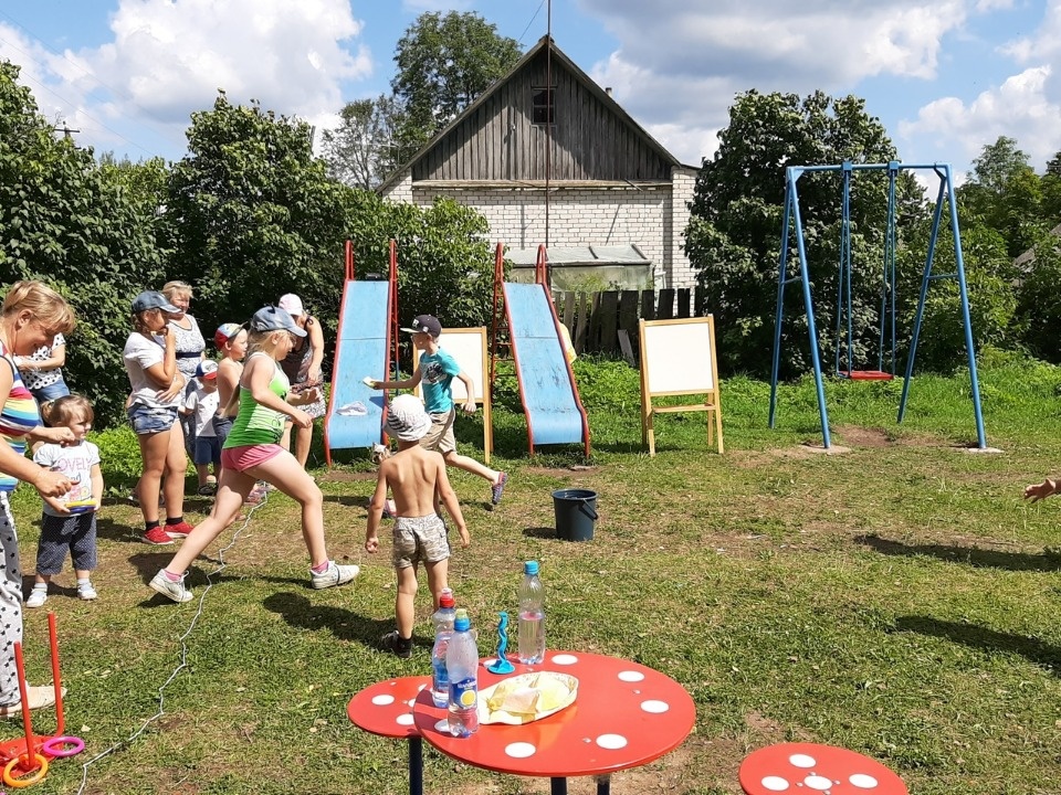 В новоржевской деревне старые качели заменили на современную детскую площадку (ФОТО)