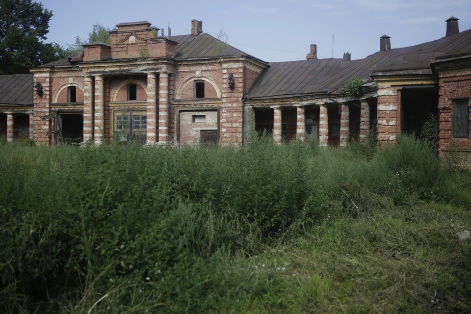Волонтеры помогают сохранить усадьбу Волышово