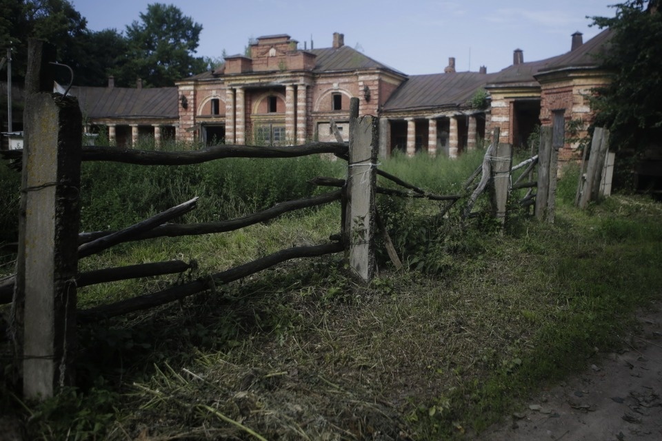 Волонтеры помогают сохранить усадьбу Волышово