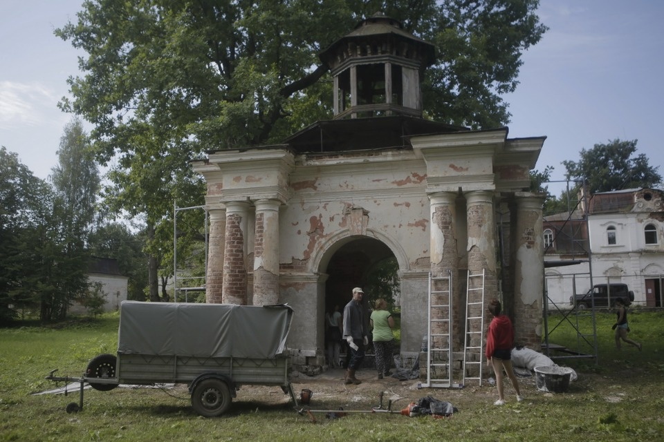 Волонтеры помогают сохранить усадьбу Волышово