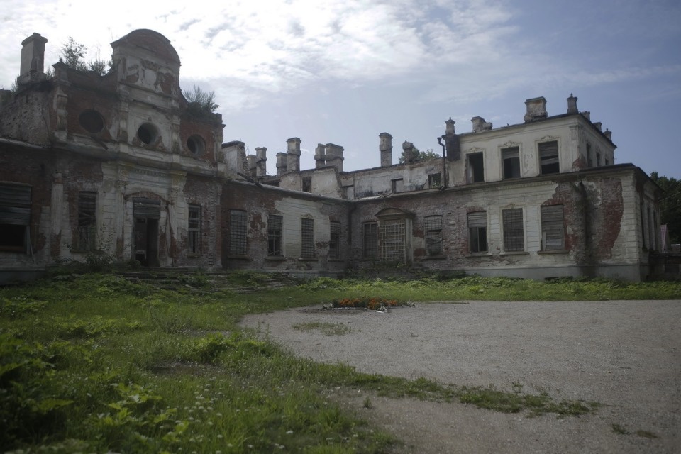 Волонтеры помогают сохранить усадьбу Волышово