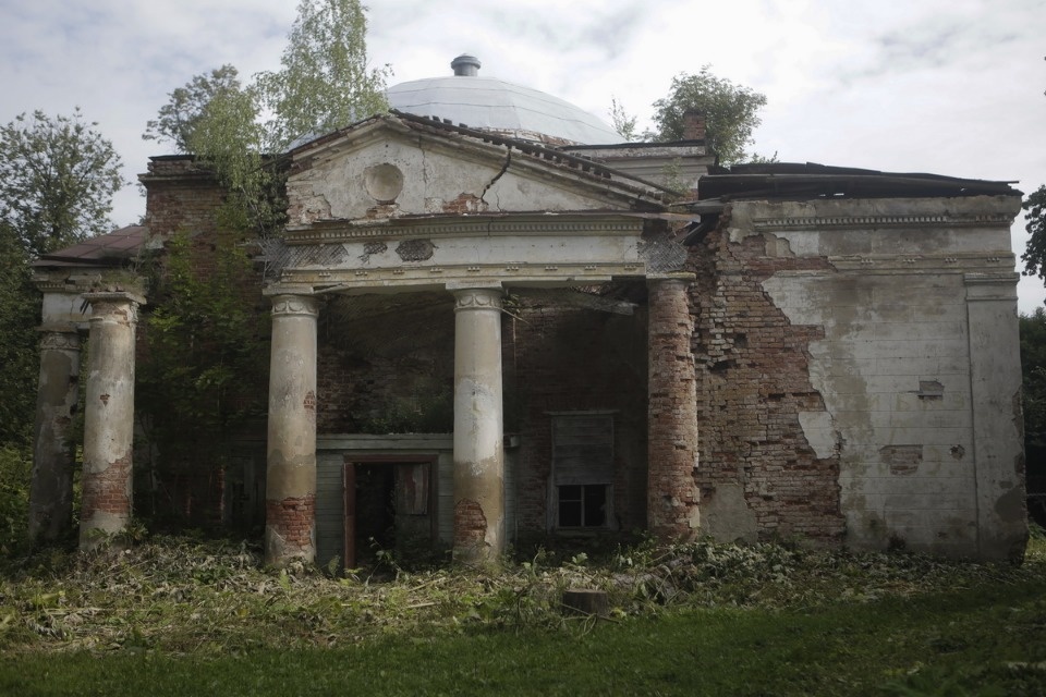 Волонтеры помогают сохранить усадьбу Волышово