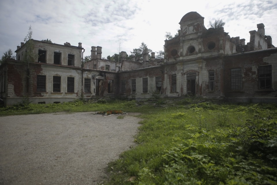 Волонтеры помогают сохранить усадьбу Волышово