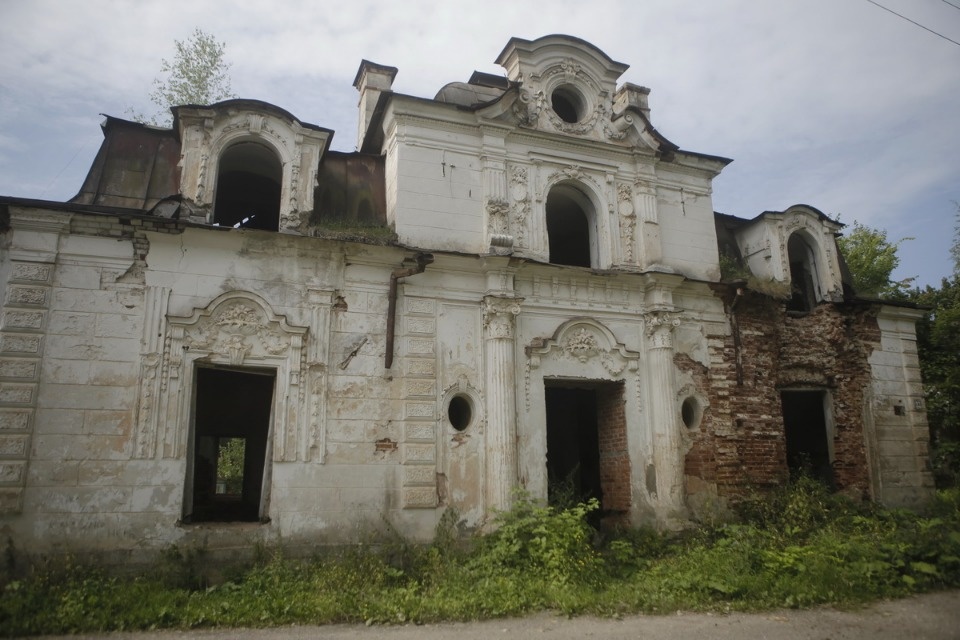 Волонтеры помогают сохранить усадьбу Волышово
