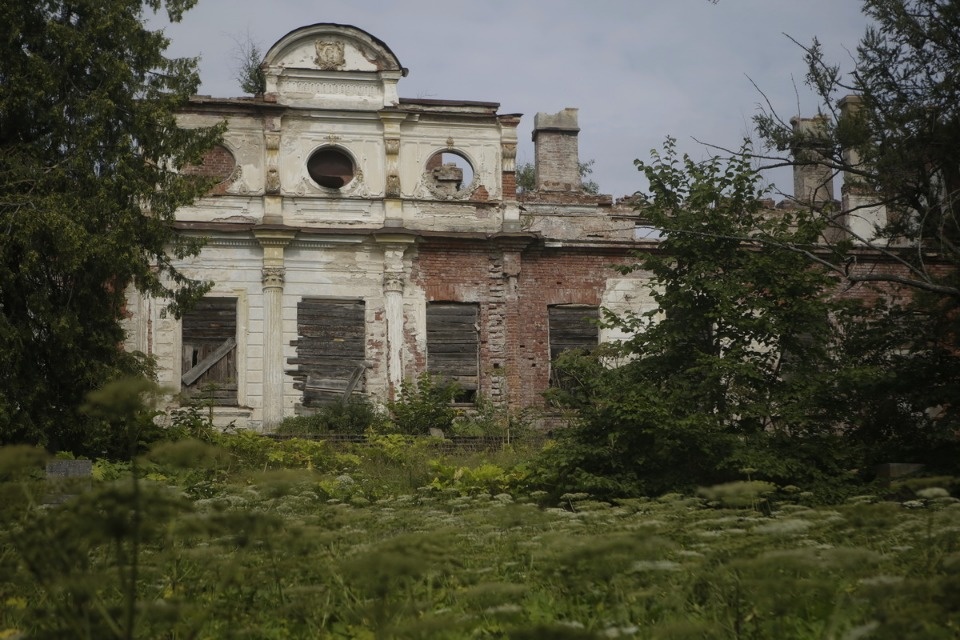 Волонтеры помогают сохранить усадьбу Волышово