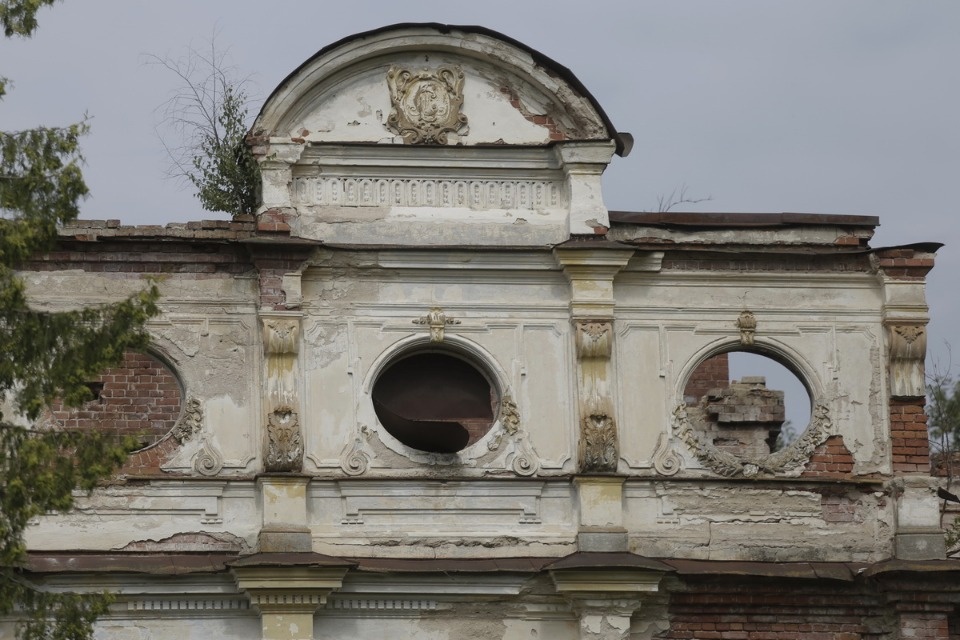 Волонтеры помогают сохранить усадьбу Волышово