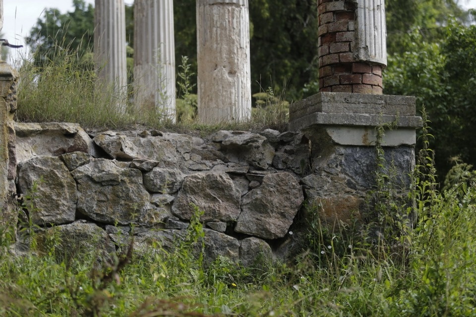Волонтеры помогают сохранить усадьбу Волышово
