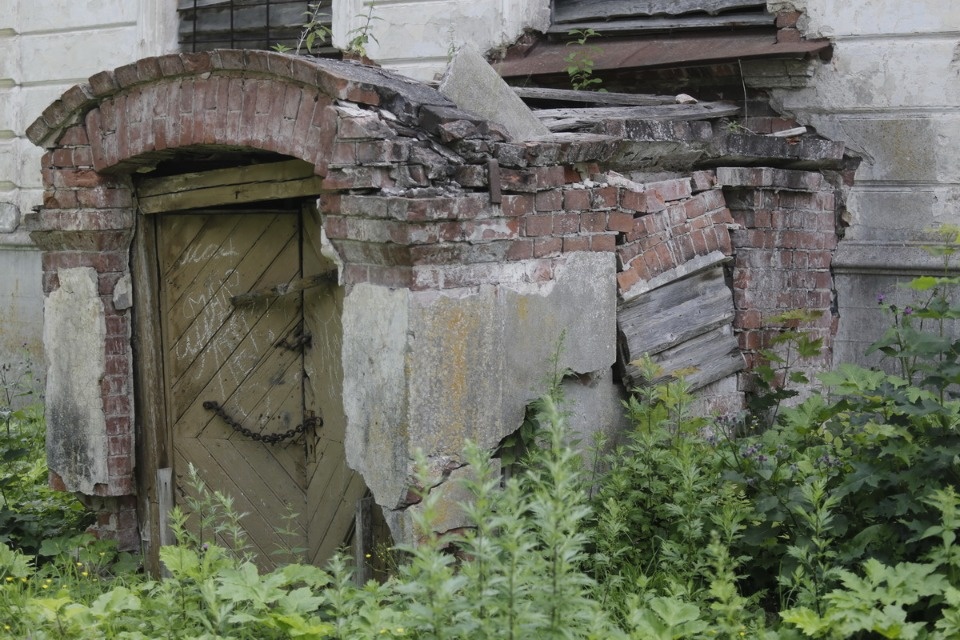 Волонтеры помогают сохранить усадьбу Волышово