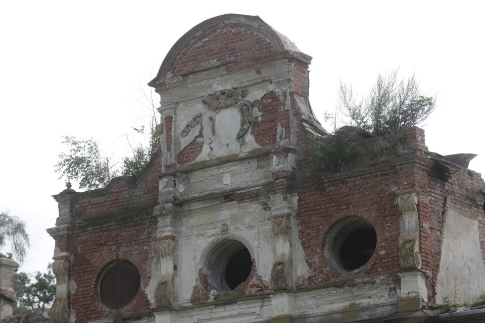 Волонтеры помогают сохранить усадьбу Волышово