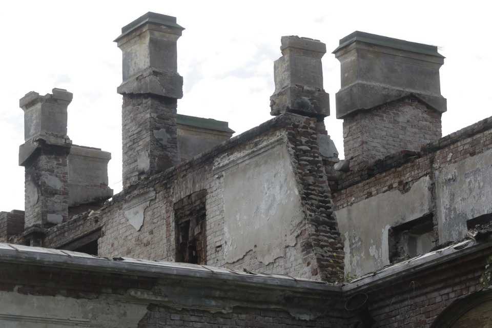 Волонтеры помогают сохранить усадьбу Волышово