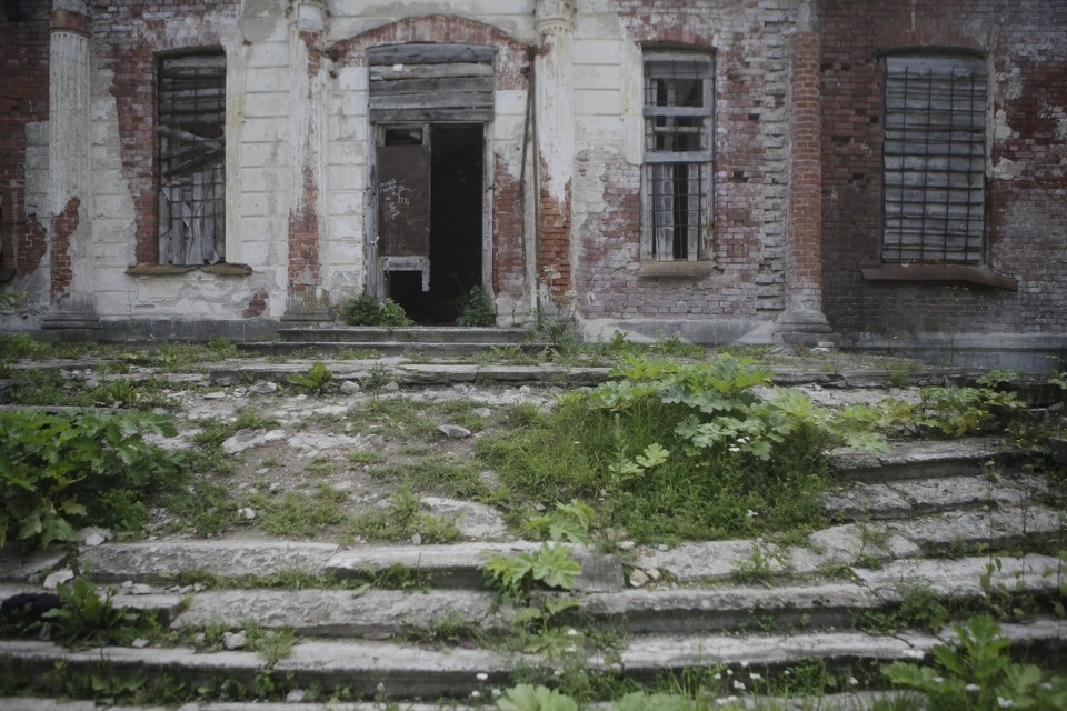 Волонтеры помогают сохранить усадьбу Волышово