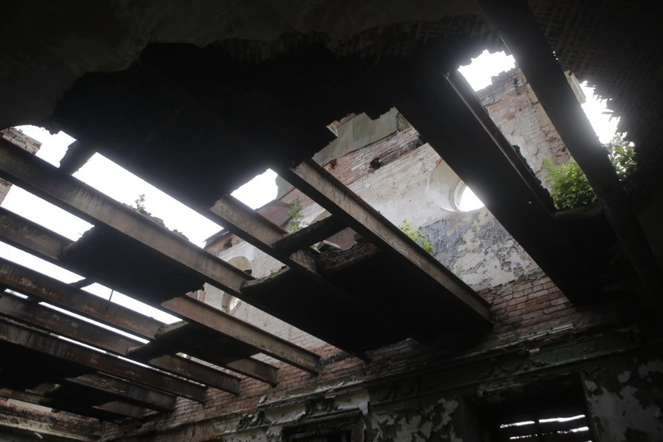 Волонтеры помогают сохранить усадьбу Волышово