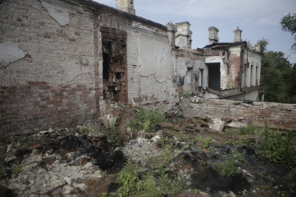 Волонтеры помогают сохранить усадьбу Волышово