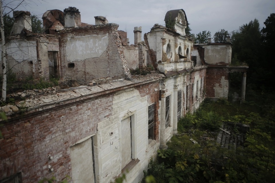 Волонтеры помогают сохранить усадьбу Волышово