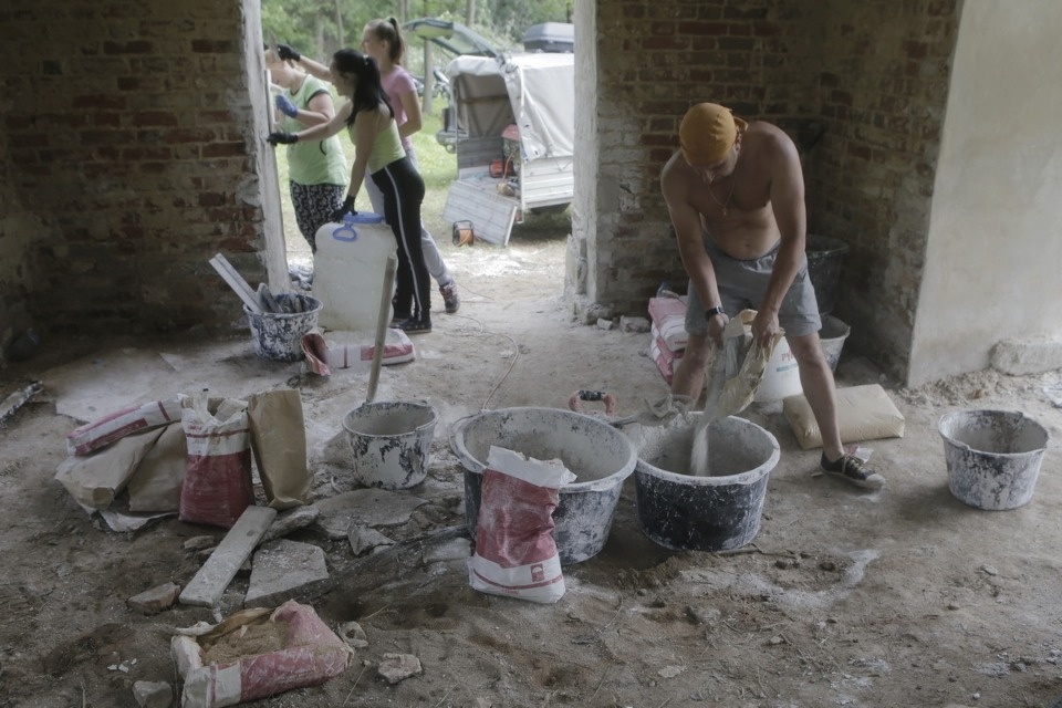 Волонтеры помогают сохранить усадьбу Волышово