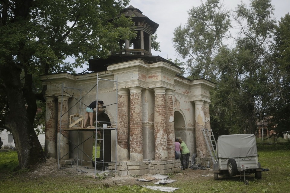 Волонтеры помогают сохранить усадьбу Волышово