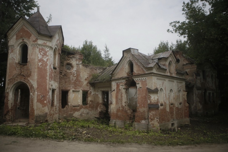 Волонтеры помогают сохранить усадьбу Волышово