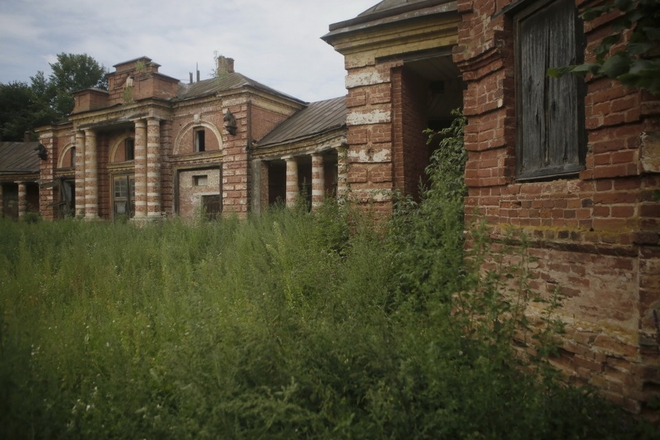 Волонтеры помогают сохранить усадьбу Волышово