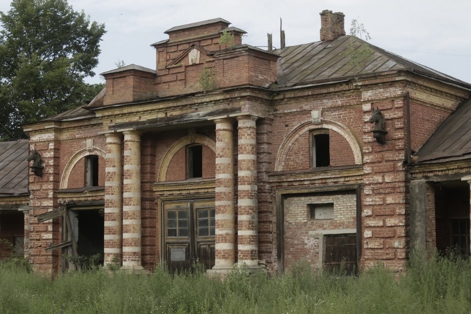Волонтеры помогают сохранить усадьбу Волышово