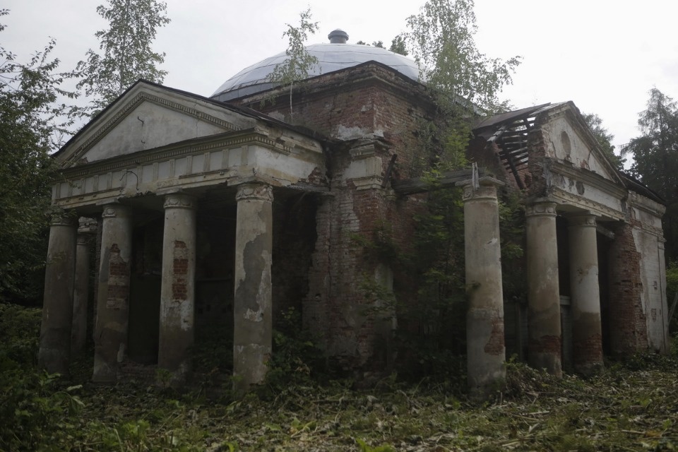 Волонтеры помогают сохранить усадьбу Волышово