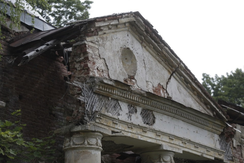 Волонтеры помогают сохранить усадьбу Волышово