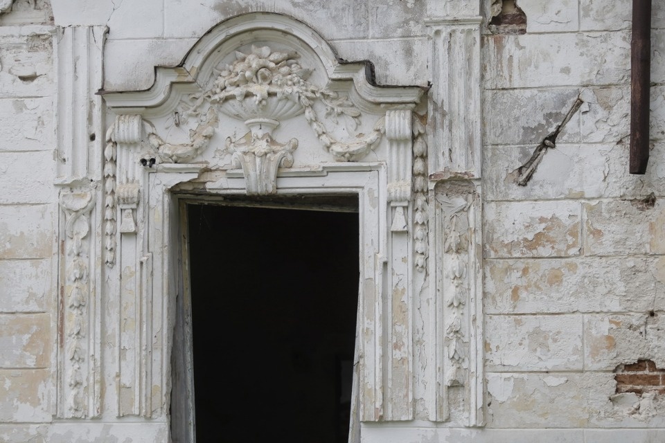 Волонтеры помогают сохранить усадьбу Волышово