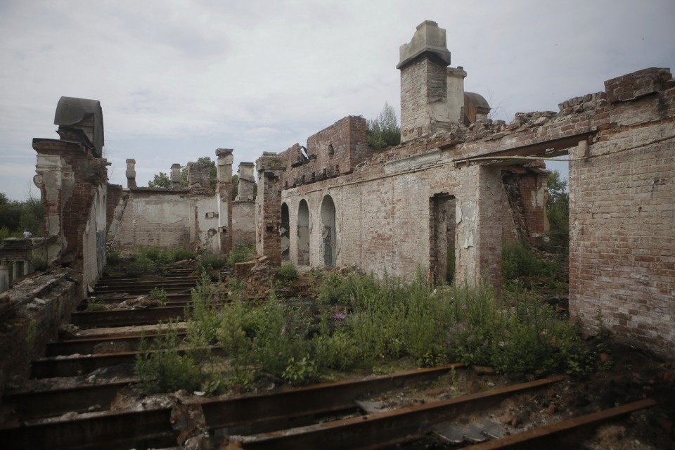 Волонтеры помогают сохранить усадьбу Волышово