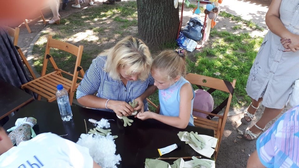 В Детском парке на «РосянкаFest» дети шьют кукол и получают подарки