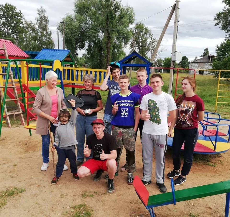 На детской площадке в посёлке Дачное навели порядок благодаря волонтерам На детской площадке в посёлке Дачное навели порядок благодаря волонтерам