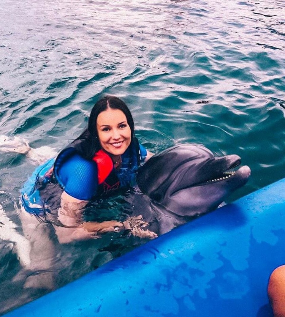 «Басков весь изревнуется»: Фото Оксаны Фёдоровой в обнимку с дельфинами обсуждают в соцсетях