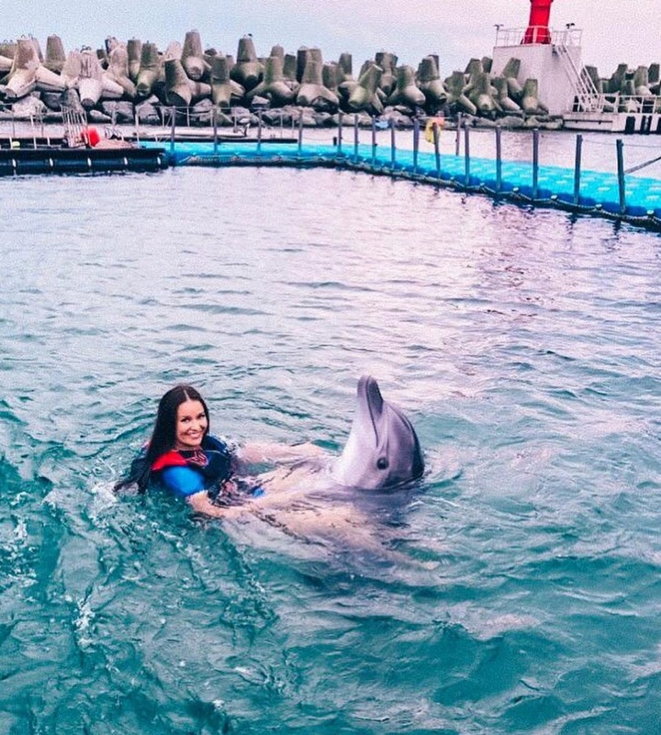 «Басков весь изревнуется»: Фото Оксаны Фёдоровой в обнимку с дельфинами обсуждают в соцсетях