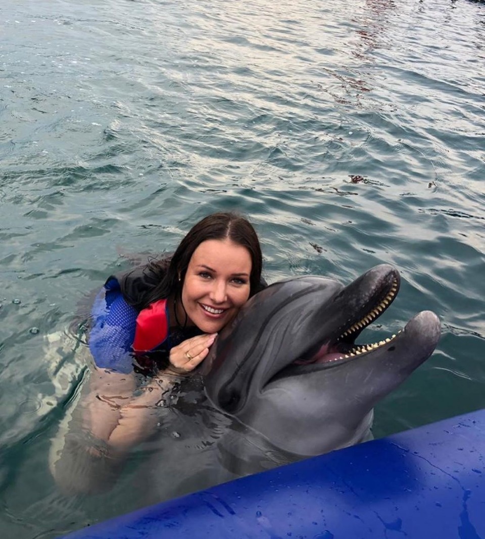 «Басков весь изревнуется»: Фото Оксаны Фёдоровой в обнимку с дельфинами обсуждают в соцсетях