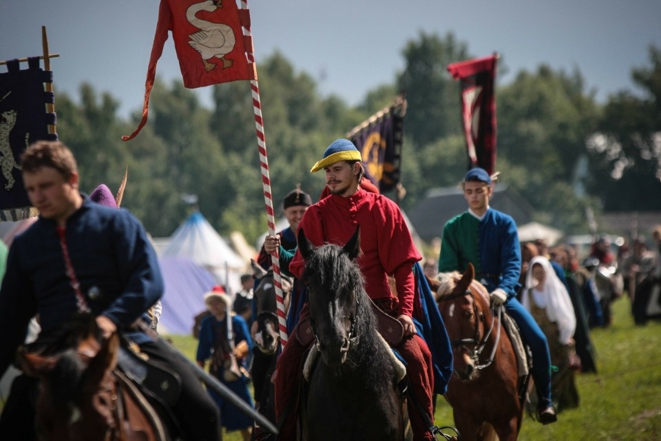 Дефиле исторического костюма, конные состязания и два концерта ждут сегодня гостей «Железного града» 