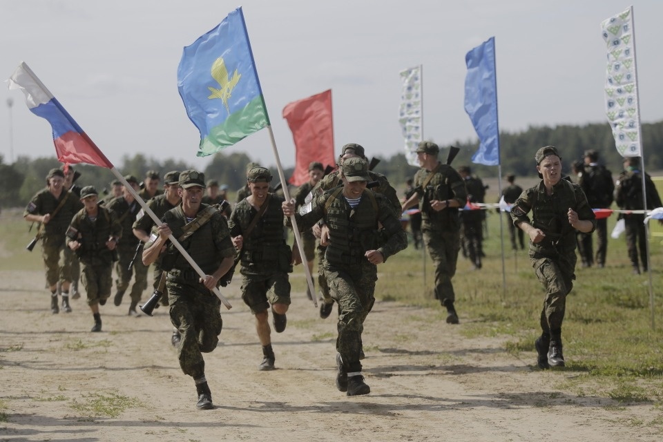 Парашютисты из 21 страны приземлились у Пскова