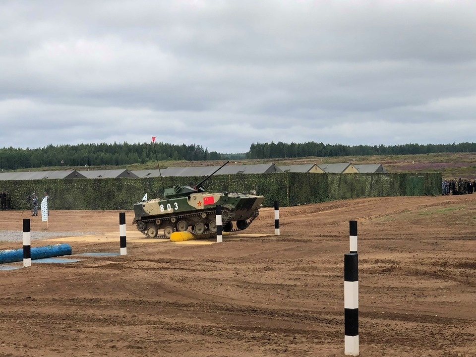 Экипажи России, Китая и Венесуэлы соревнуются в гонке преследования в Стругах Красных