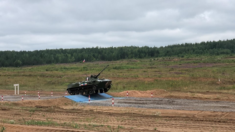 Экипажи России, Китая и Венесуэлы соревнуются в гонке преследования в Стругах Красных