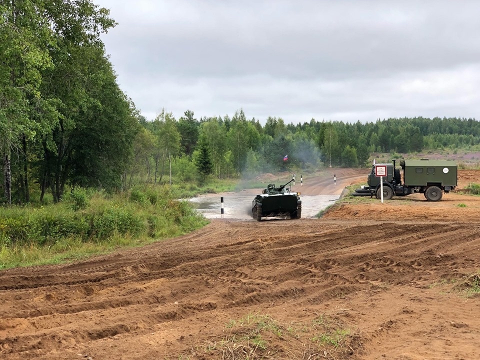 Экипажи России, Китая и Венесуэлы соревнуются в гонке преследования в Стругах Красных