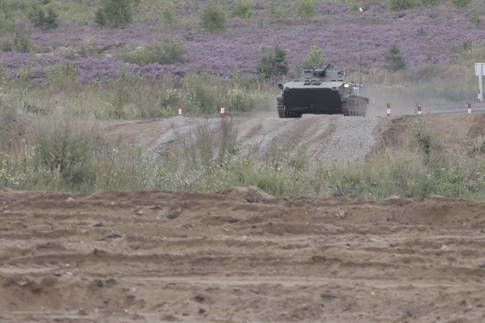 Десантники из семи стран вышли на гонки преследования