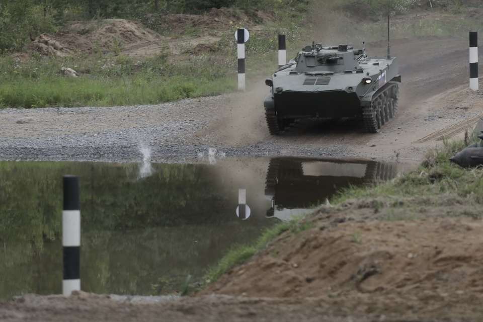 Десантники из семи стран вышли на гонки преследования