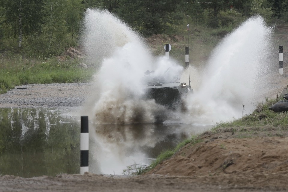 Десантники из семи стран вышли на гонки преследования