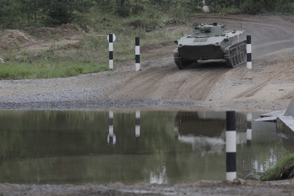 Десантники из семи стран вышли на гонки преследования