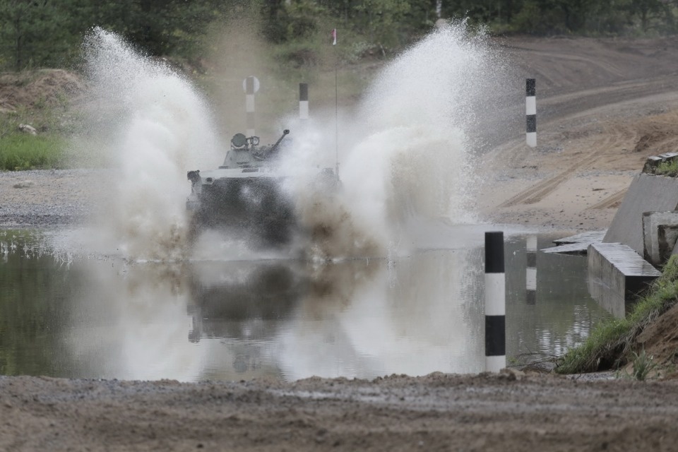 Десантники из семи стран вышли на гонки преследования