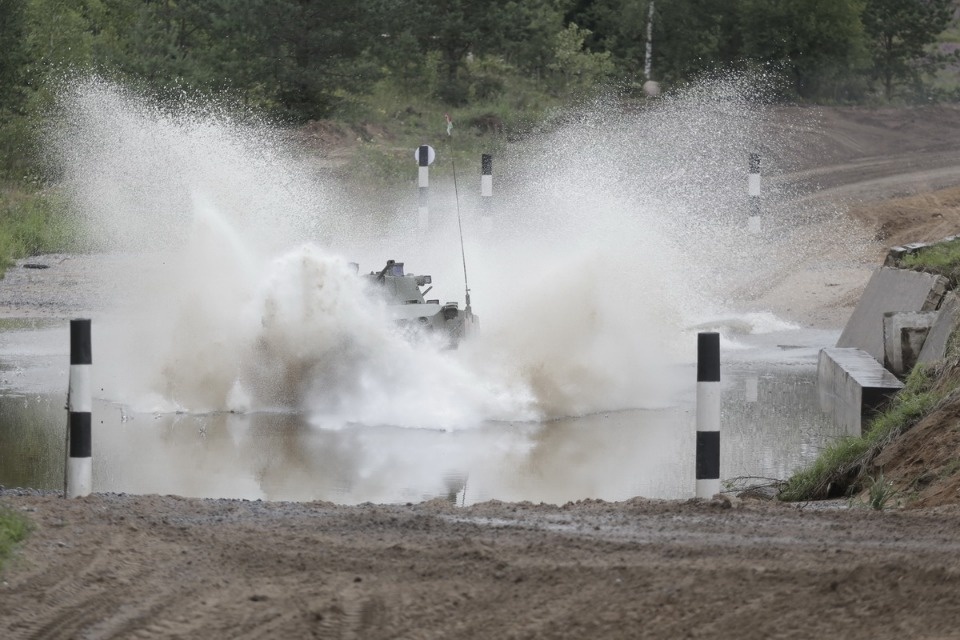 Десантники из семи стран вышли на гонки преследования
