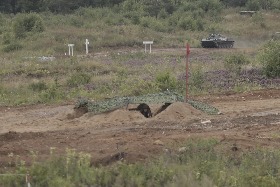 Десантники из семи стран вышли на гонки преследования