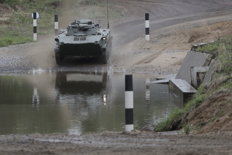 Десантники из семи стран вышли на гонки преследования
